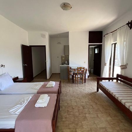 Zourpos Studios & Apartments Каливес Екстериор снимка