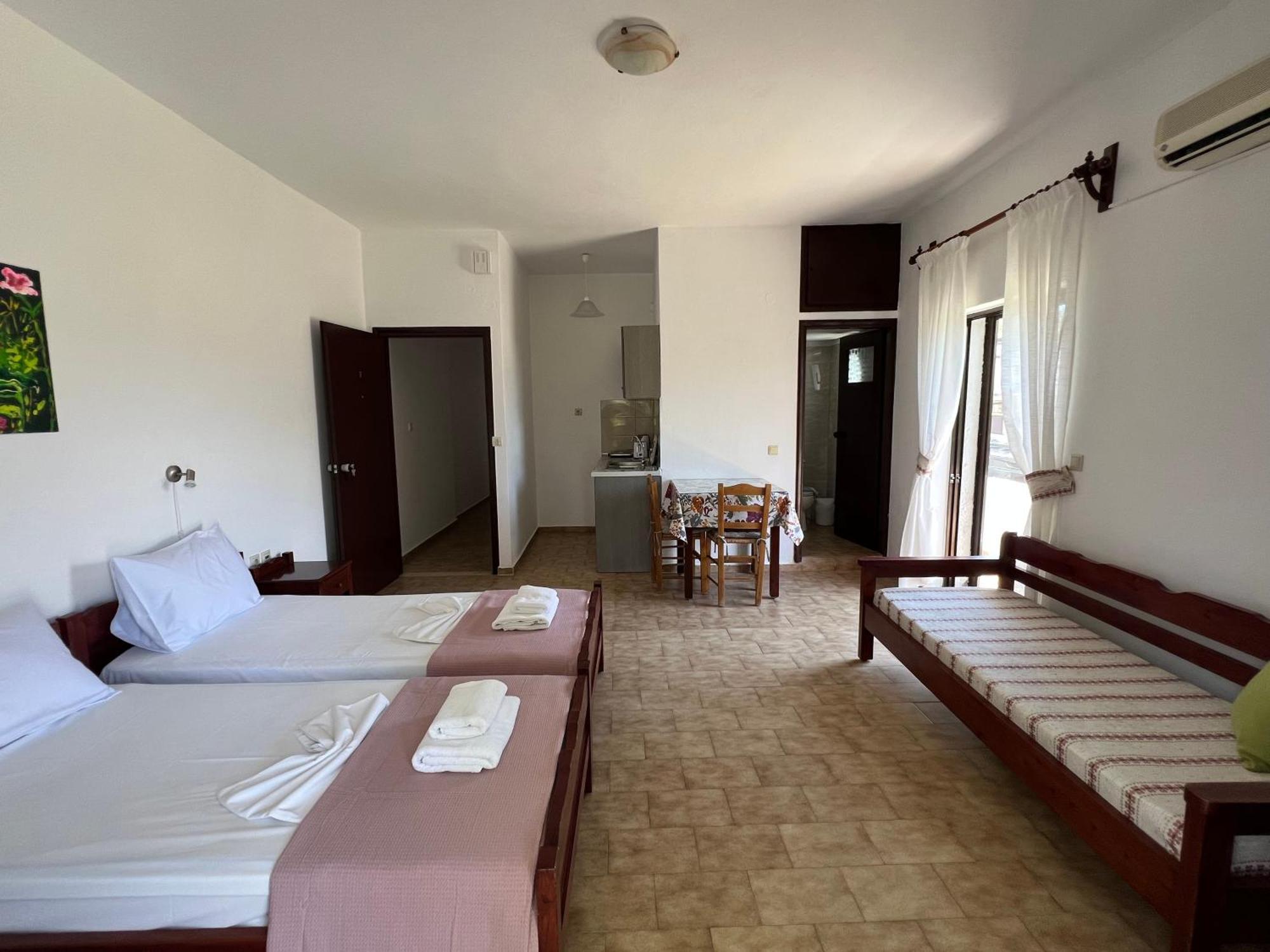 Zourpos Studios & Apartments Каливес Екстериор снимка