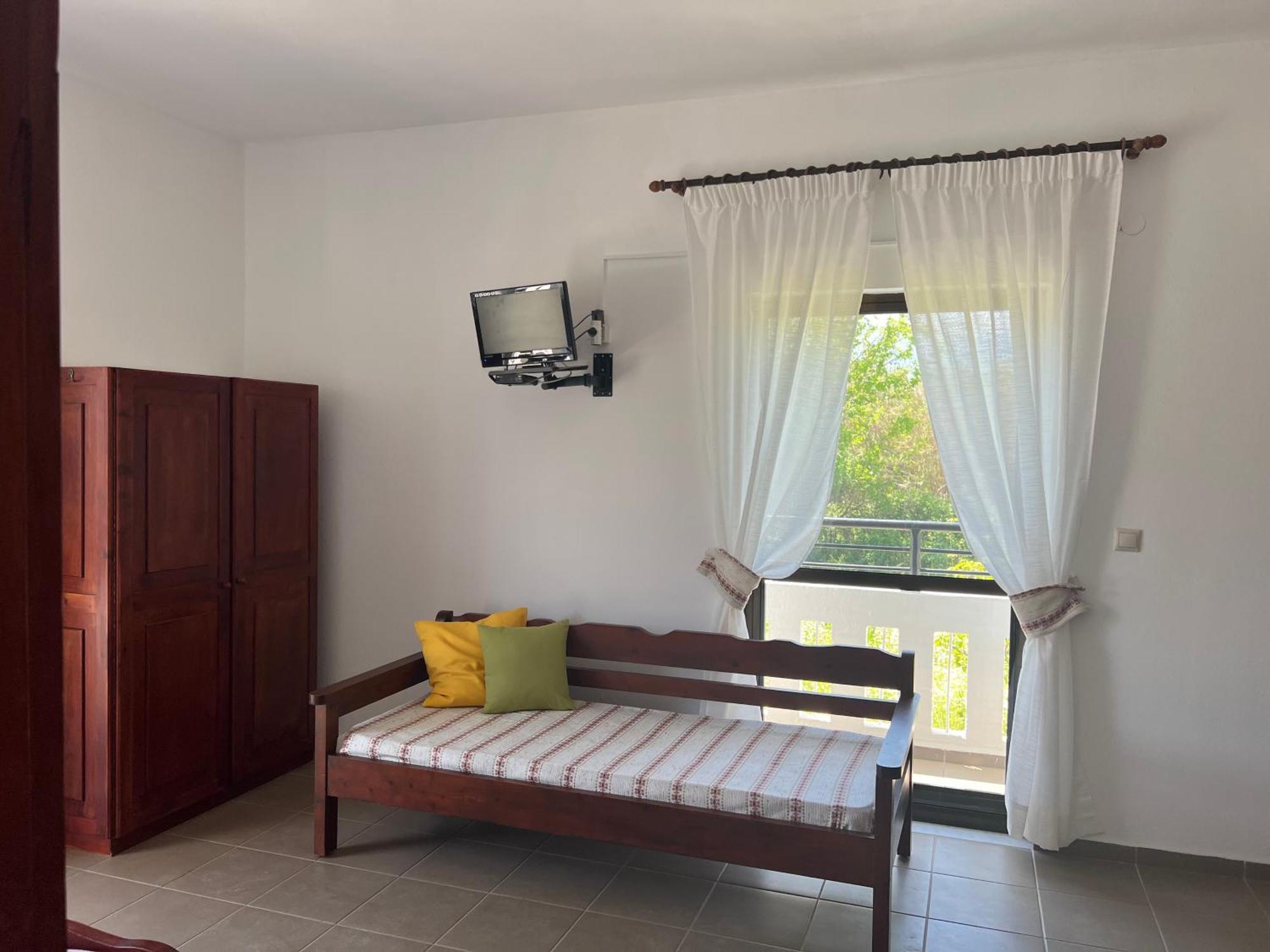 Zourpos Studios & Apartments Каливес Екстериор снимка