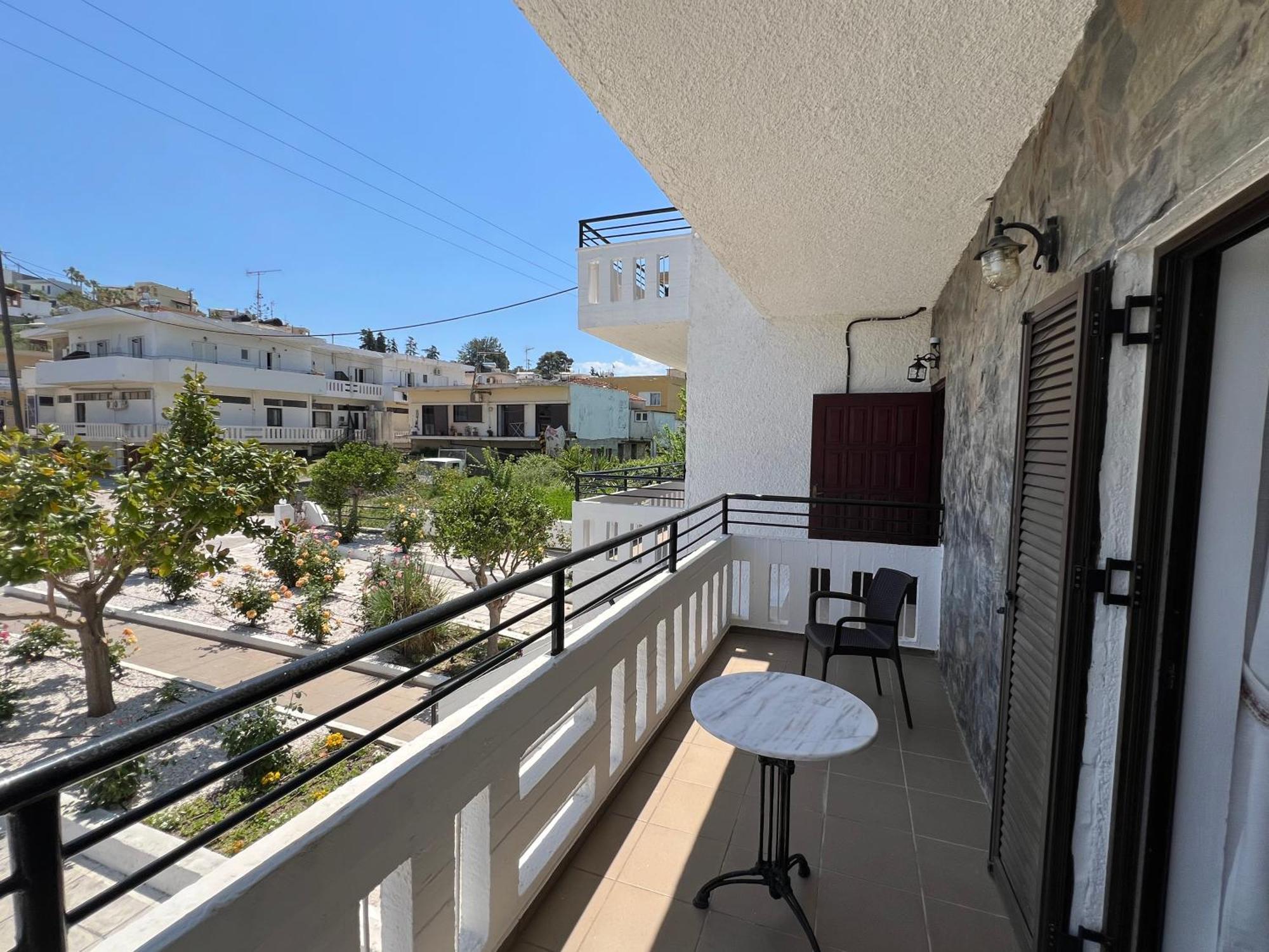 Zourpos Studios & Apartments Каливес Екстериор снимка