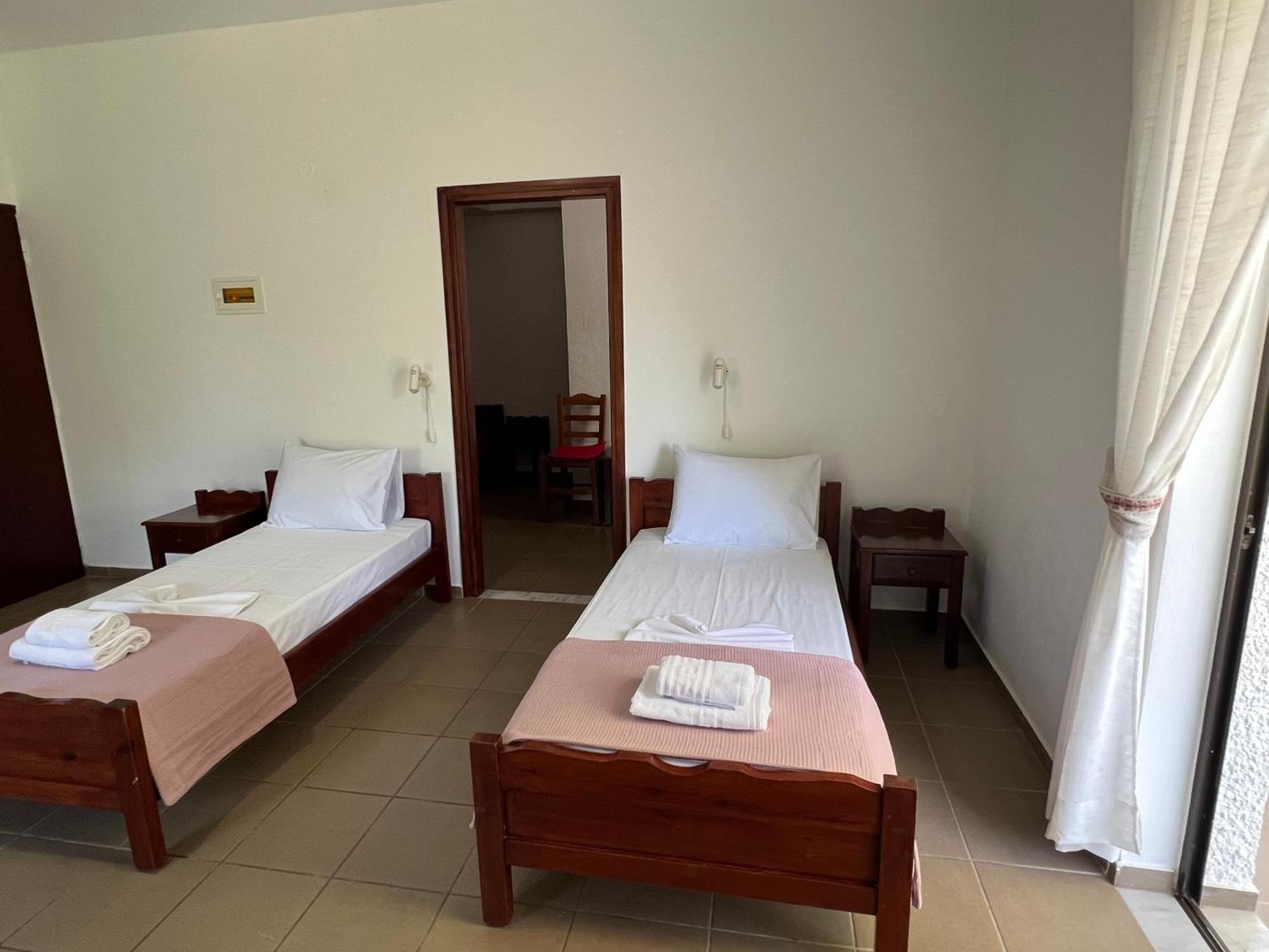 Zourpos Studios & Apartments Каливес Екстериор снимка