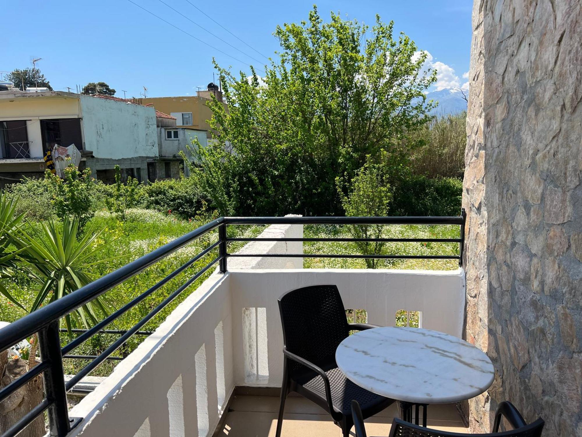Zourpos Studios & Apartments Каливес Екстериор снимка