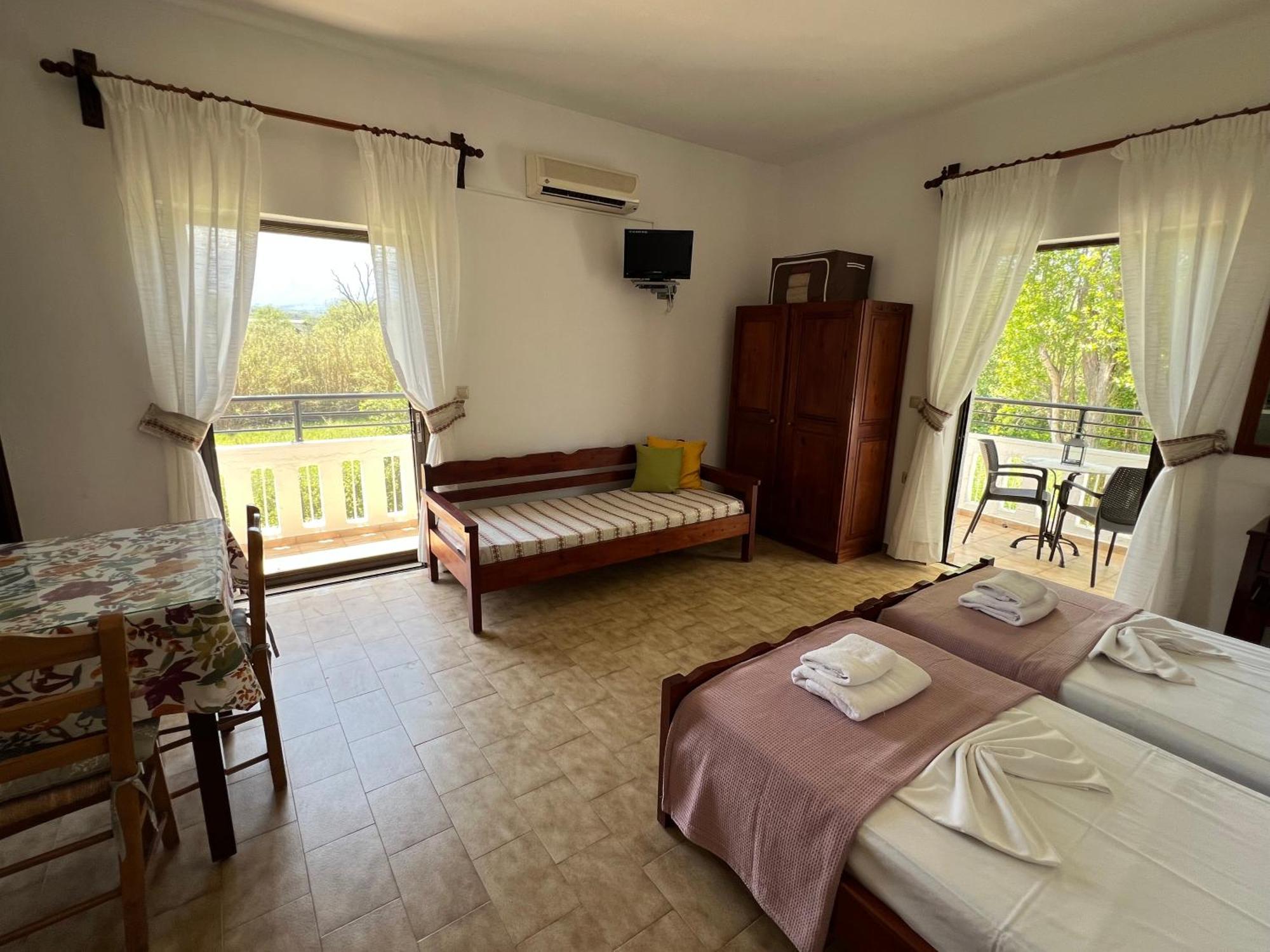 Zourpos Studios & Apartments Каливес Екстериор снимка