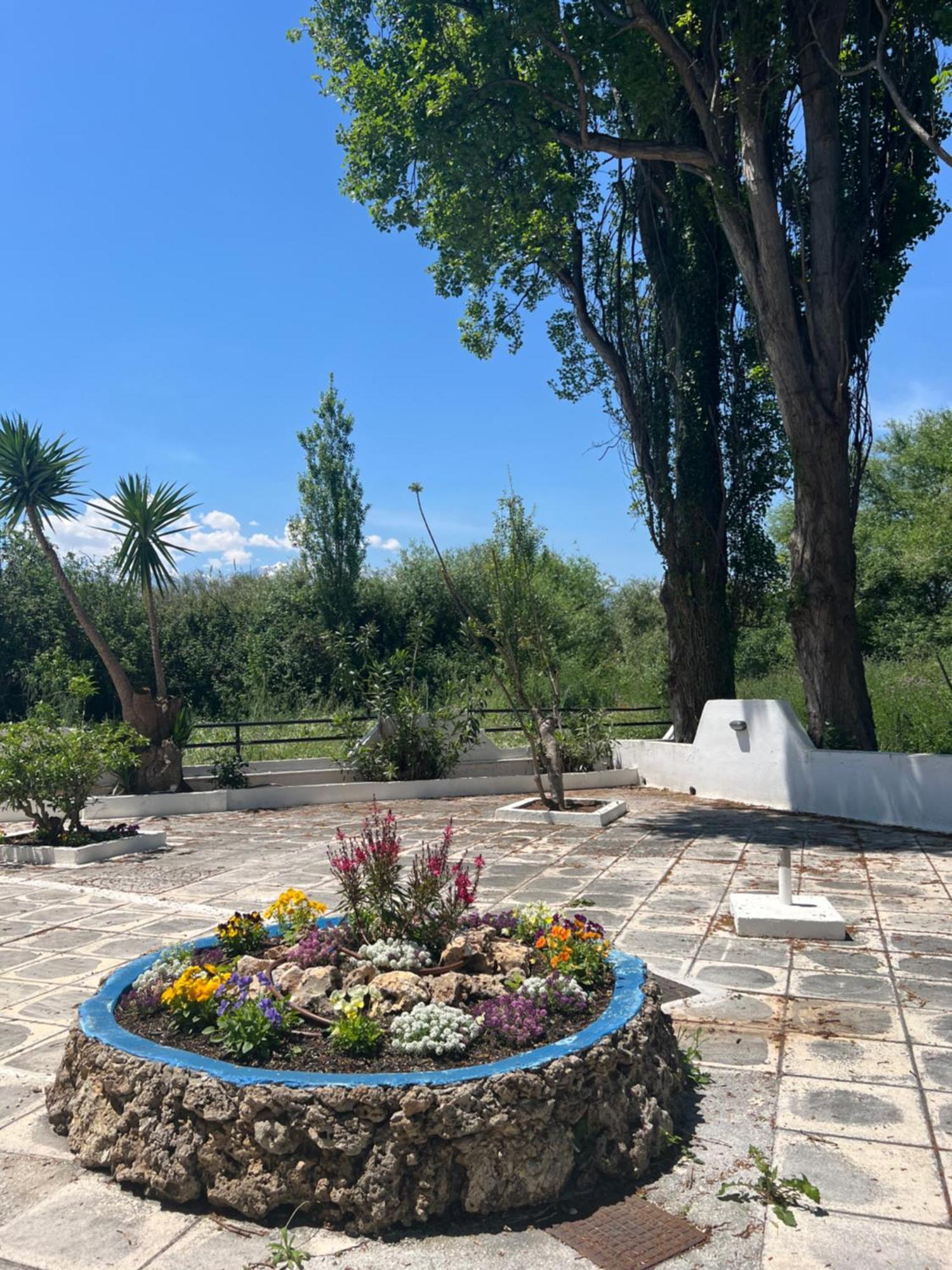Zourpos Studios & Apartments Каливес Екстериор снимка