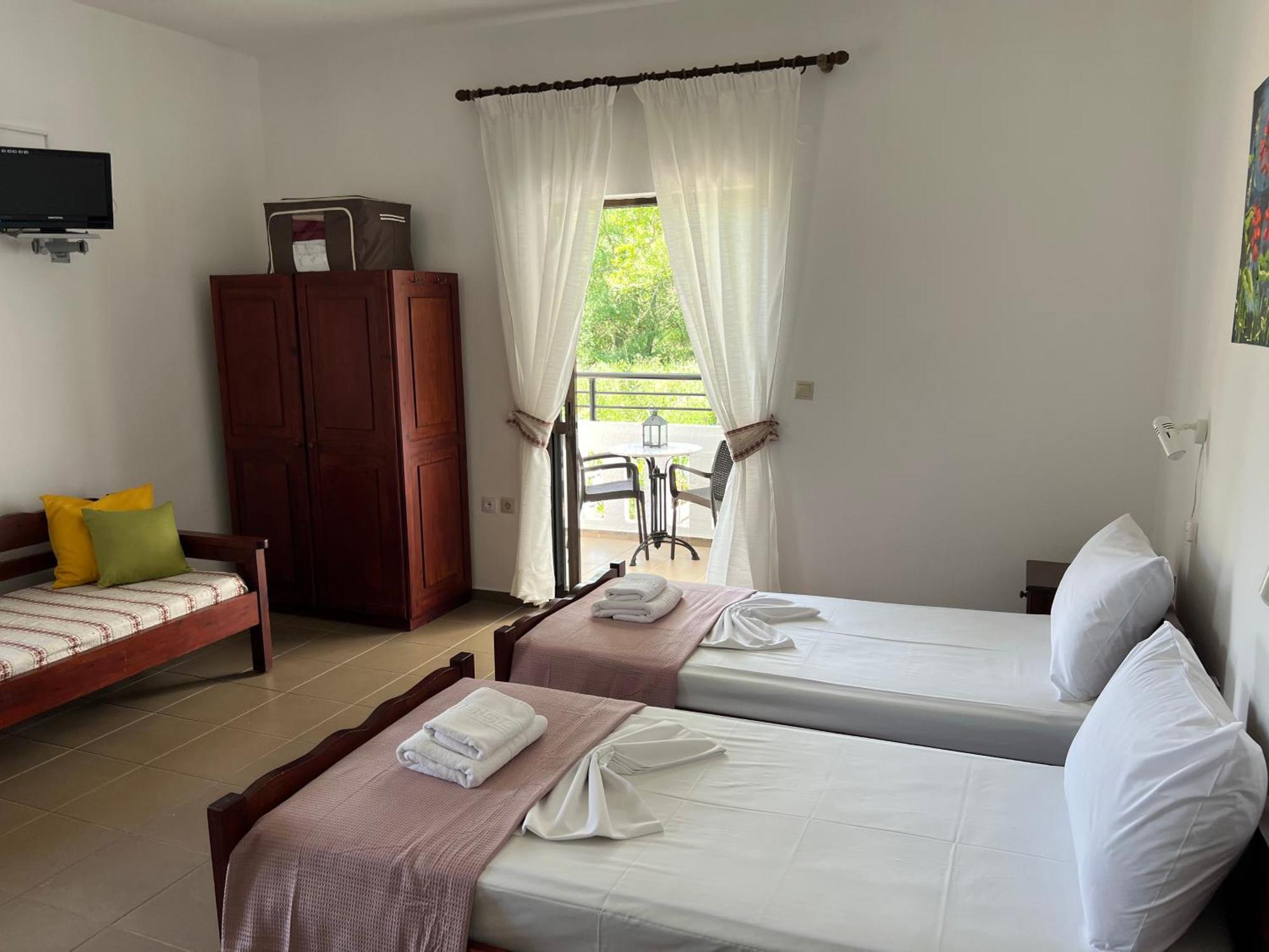 Zourpos Studios & Apartments Каливес Екстериор снимка