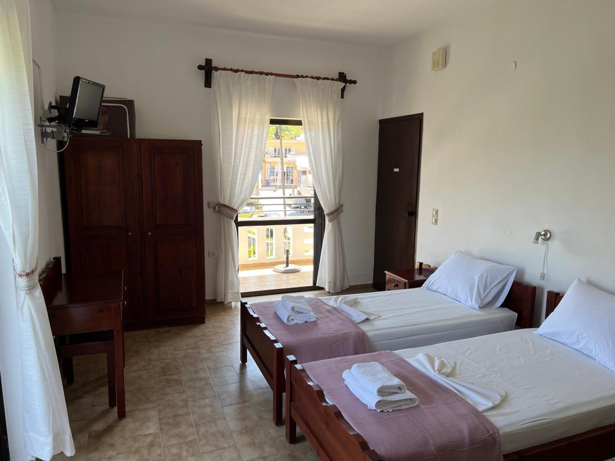 Zourpos Studios & Apartments Каливес Екстериор снимка
