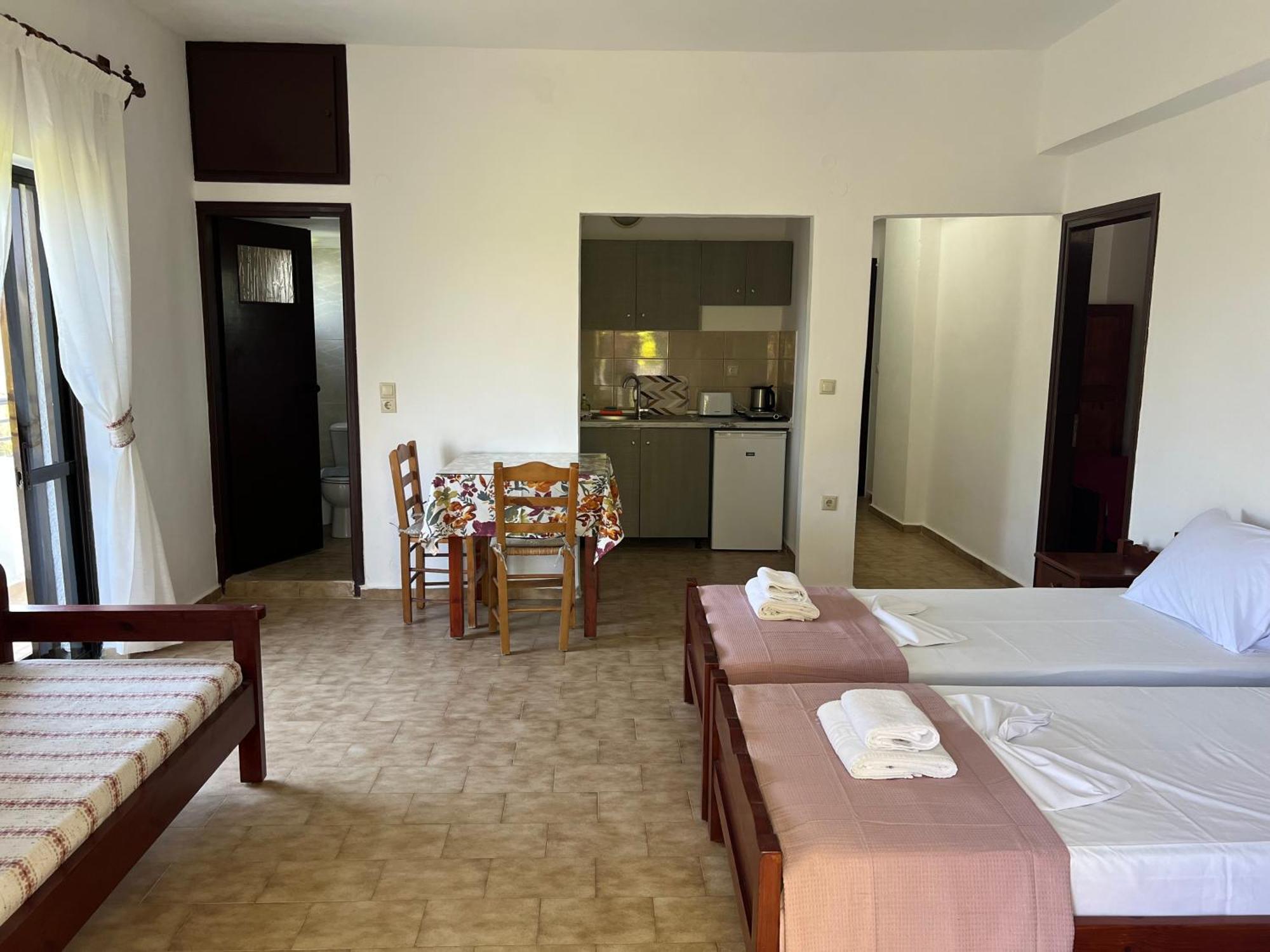 Zourpos Studios & Apartments Каливес Екстериор снимка