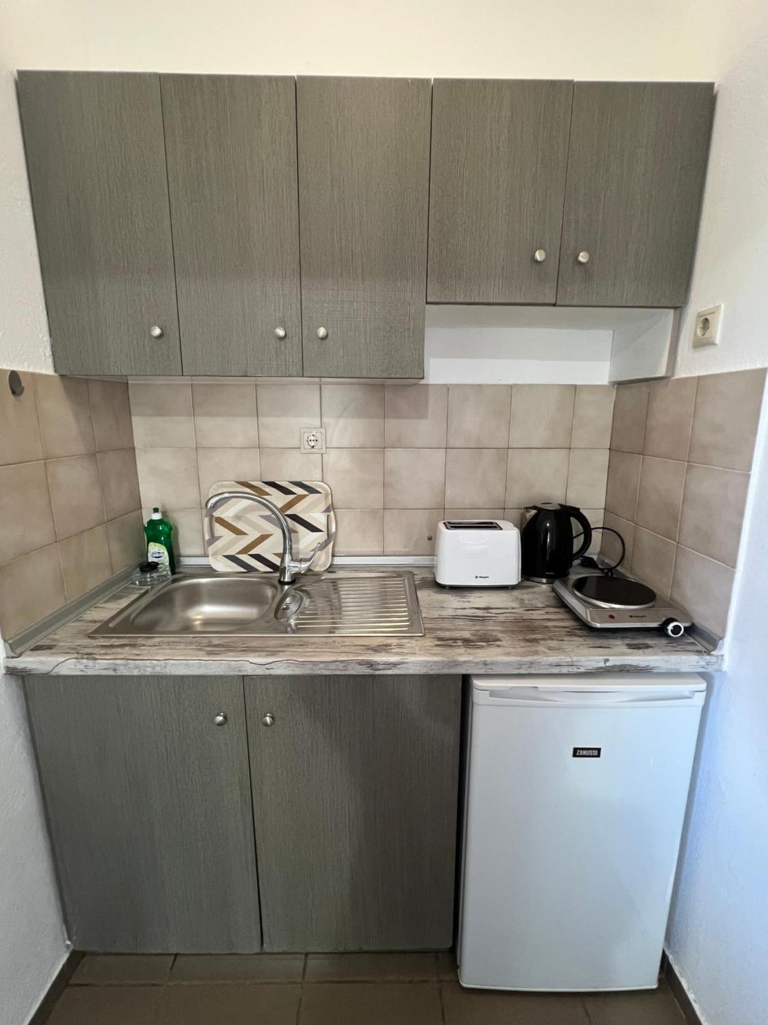 Zourpos Studios & Apartments Каливес Екстериор снимка