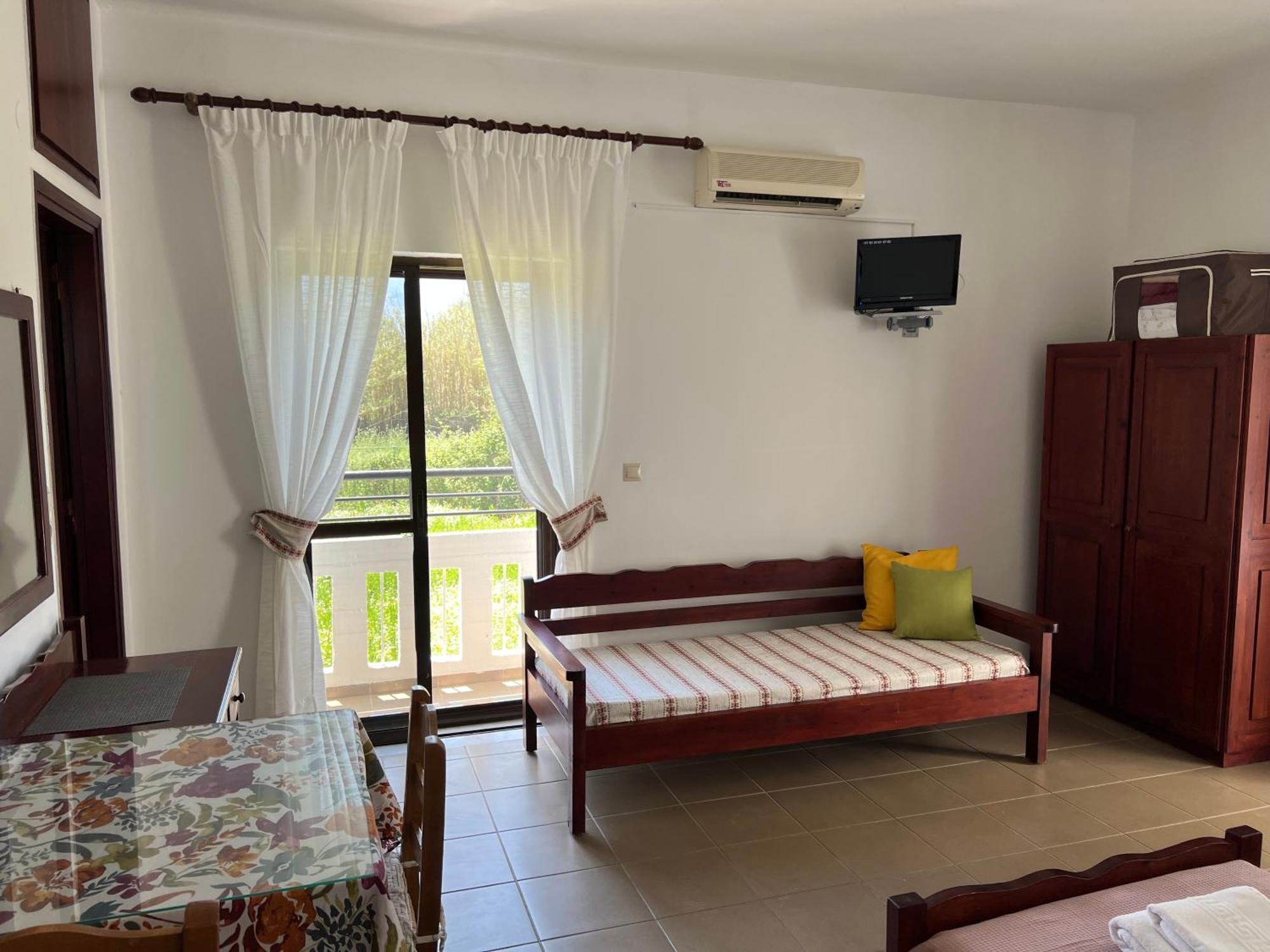 Zourpos Studios & Apartments Каливес Екстериор снимка
