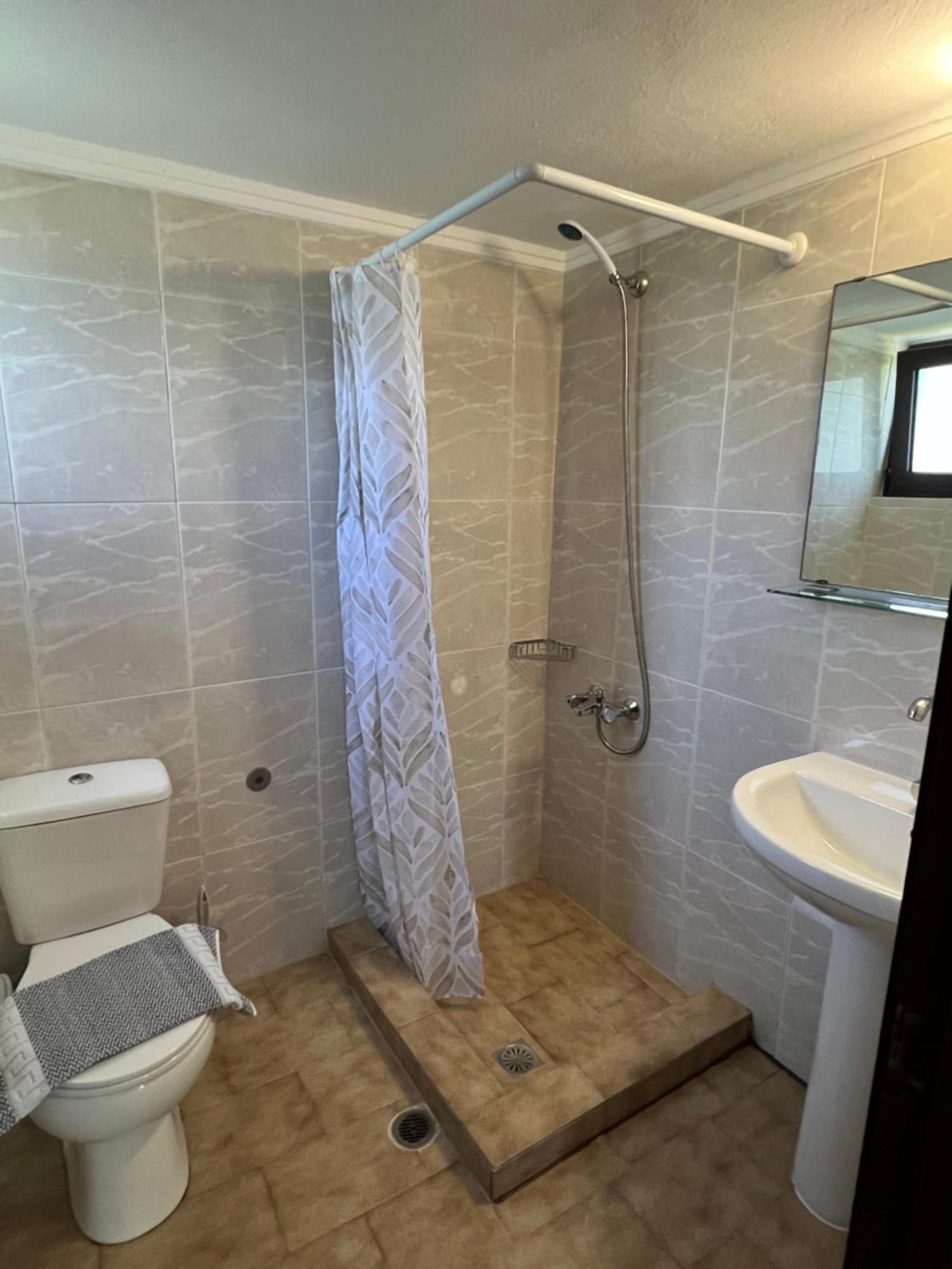 Zourpos Studios & Apartments Каливес Екстериор снимка