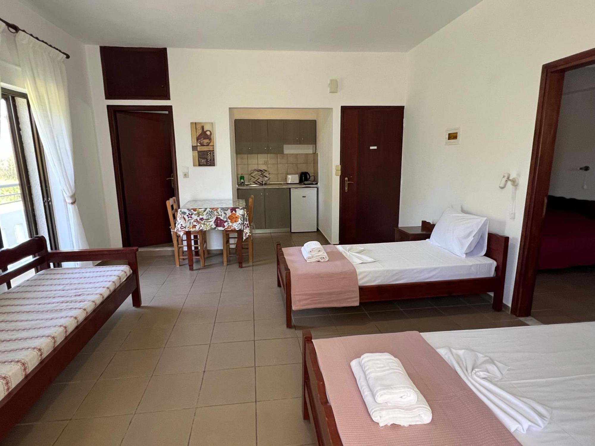 Zourpos Studios & Apartments Каливес Екстериор снимка