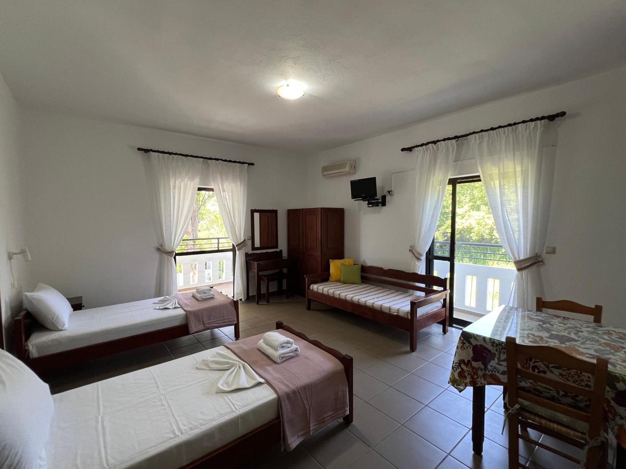 Zourpos Studios & Apartments Каливес Екстериор снимка