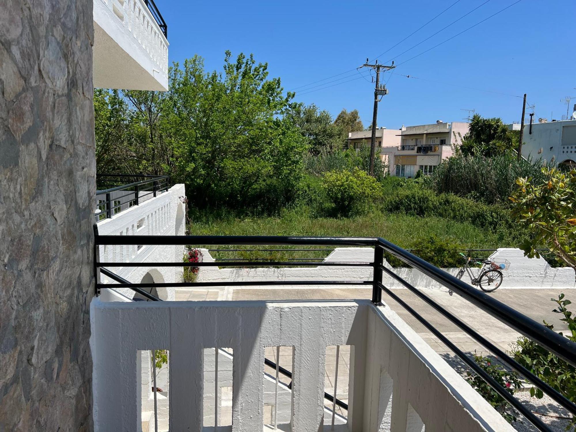 Zourpos Studios & Apartments Каливес Екстериор снимка