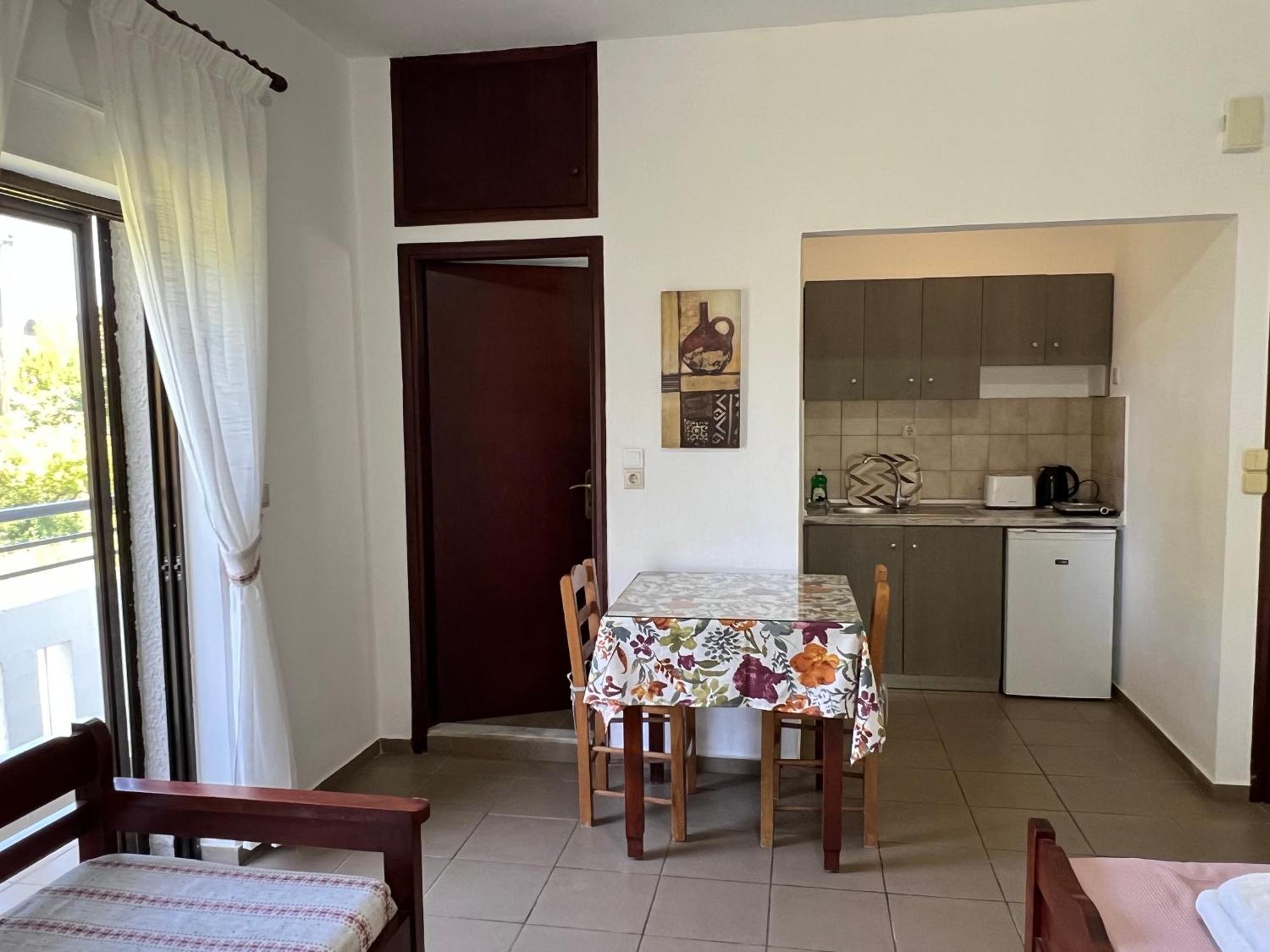 Zourpos Studios & Apartments Каливес Екстериор снимка