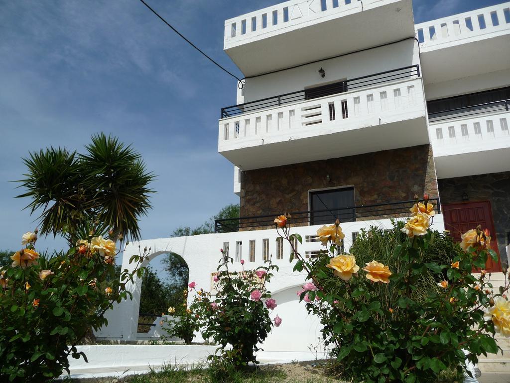Zourpos Studios & Apartments Каливес Екстериор снимка